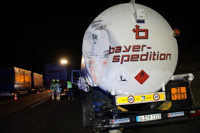 A8 Rutesheim: LKW uebersieht Tankzug - 1 leicht verletzte Person